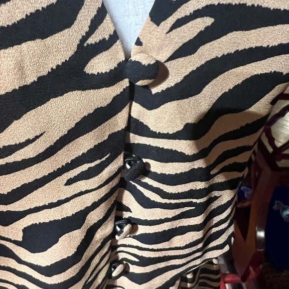 Adorable flowy tiger striped blouse with buttons size small - Picture 5 of 5